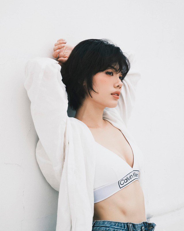 Chính vẻ đẹp của Trâm Anh đã giúp cô có lợi thế cả trong mảnh thời trang lẫn phim ảnh. Người đẹp này từng có màn thể hiện khá tốt trong: Cây táo nở hoa, Cái giá của hạnh phúc. Hiện tại với "Tử chiến trên không", cô nhận được kỳ vọng lớn từ khán giả sẽ trở nên tỏa sáng và thành công hơn.