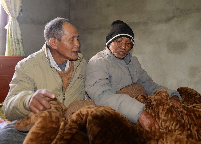 Cụ ông R Ông Ha Hoanh (bên phải) sức khoẻ đã ổn định và Già làng Lơ Mu Ha Sang (bên trái).