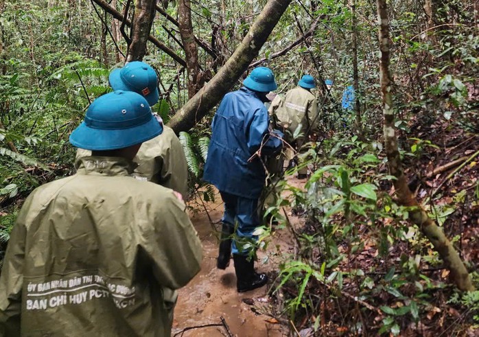 Lực lượng chức năng huy động khoảng 100 người vào rừng tìm kiếm cụ R Ông Ha Hoanh.
