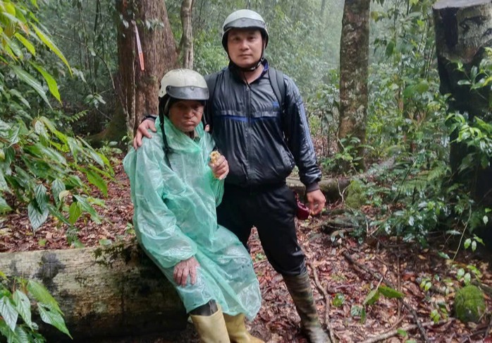 Thời điểm cụ ông 78 tuổi được lực lượng cứu hộ tìm thấy.