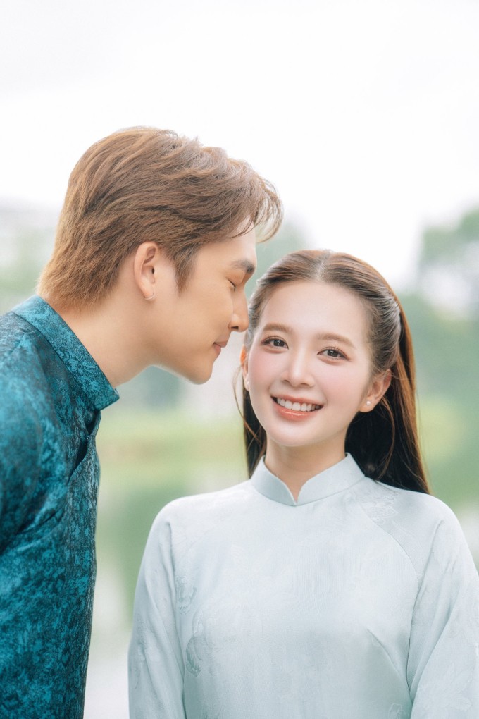 Ngọc Huyền cho biết cô và Đình Tú từng định chụp ảnh cưới kết hợp du lịch ở một nơi xa nhưng rồi quyết định lưu giữ những khoảnh khắc quan trọng trong cuộc đời tại quê hương Hà Nội khi vào thu.