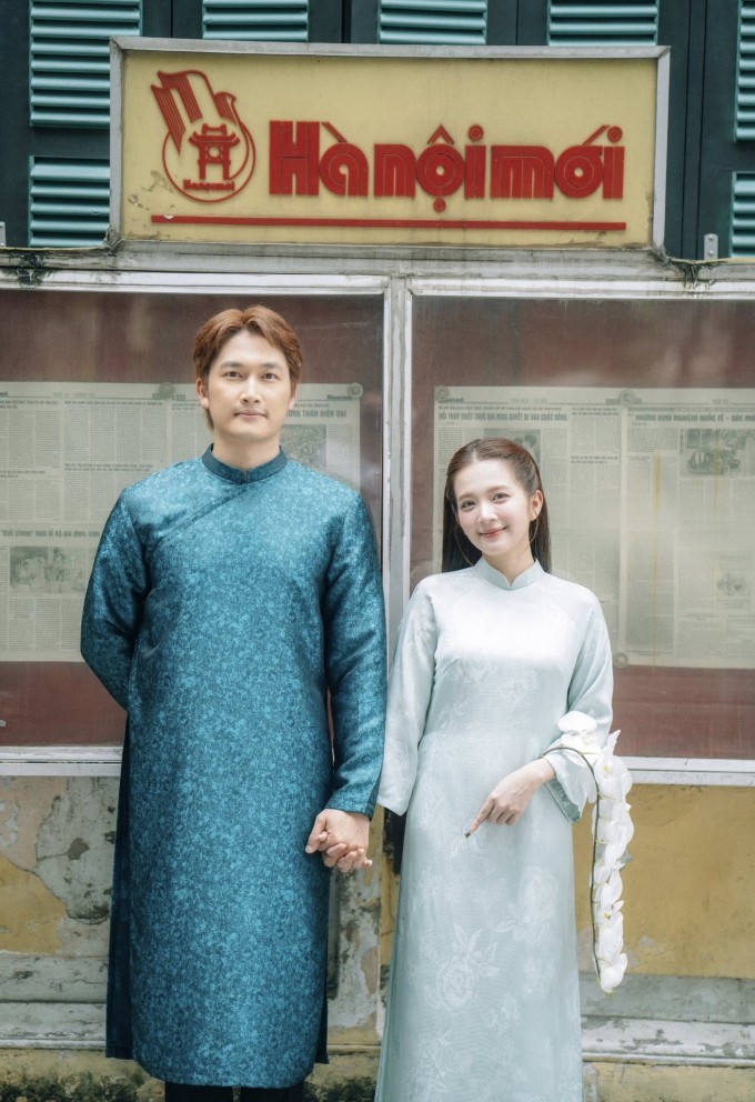 Vợ chồng Ngọc Huyền tạo dáng ở một số địa điểm nổi tiếng quanh Bờ Hồ như: Bưu điện Hà Nội, trụ sở tòa soạn báo Hà Nội Mới...