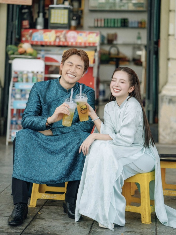 Họ còn lưu lại khoảnh khắc ngẫu hứng ngồi uống trà chanh ở quán vỉa hè nhìn ra Bờ Hồ.
