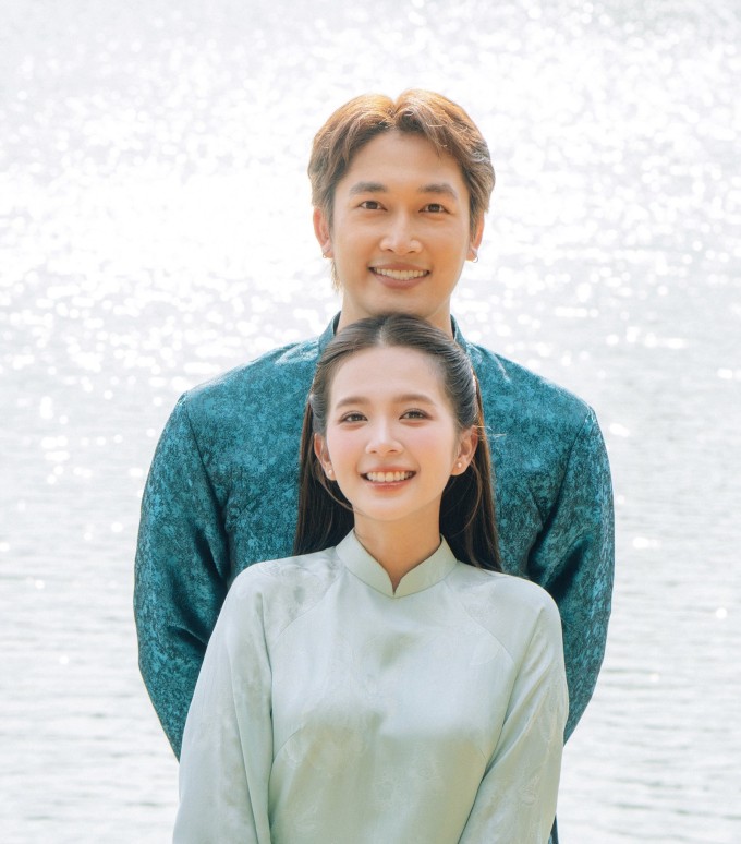 "Vẻ đẹp của Hà Nội, của mùa thu Hà Nội lại lần nữa làm trái tim mình thổn thức. Mình đã cảm thấy chúng mình thật đẹp, thật rạng rỡ khi được đứng trên mảnh đất nơi mình được sinh ra và lớn lên", diễn viên cho biết.