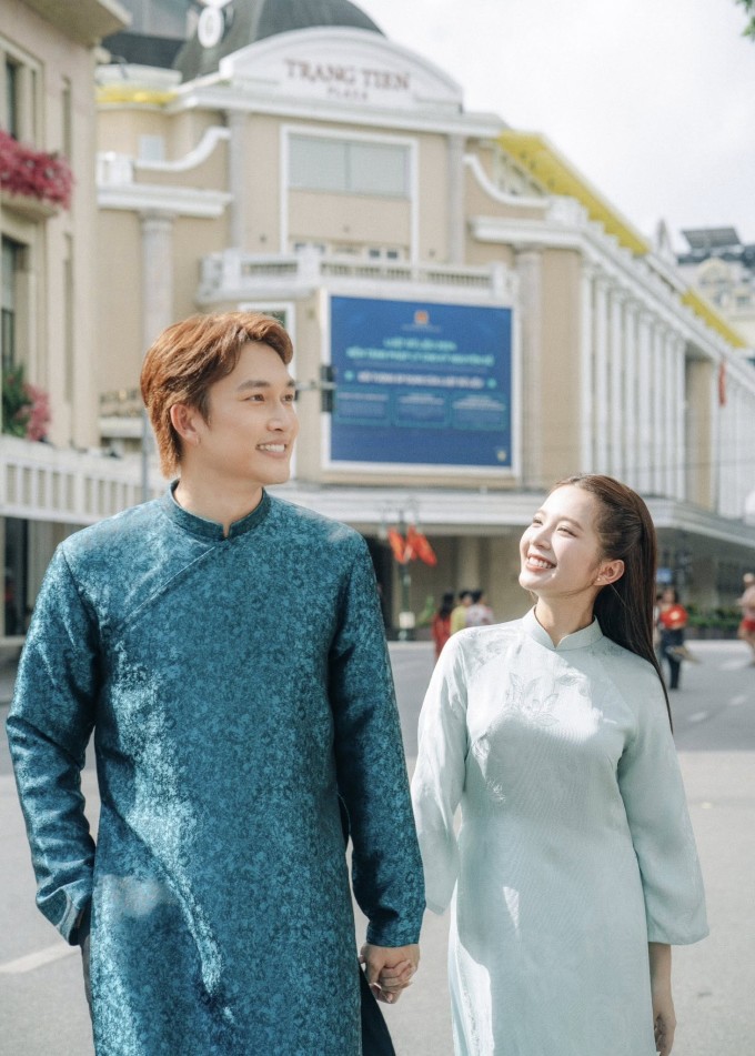 Cặp vợ chồng sắp cưới diện áo dài đồng điệu, nắm tay nhau dạo quanh Bờ Hồ và tạo dáng trước ống kính của bạn thân cô dâu. Ngọc Huyền nói cô dành tình yêu đặc biệt cho Hà Nội, từng viết nhiều văn thơ về thủ đô nên có cảm xúc đặc biệt khi chụp ảnh cưới tại đây.