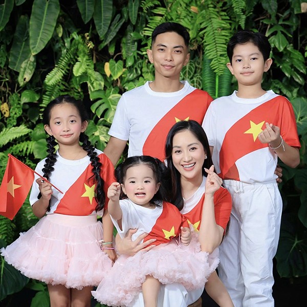 Gia đình Khánh Thi - Phan Hiển hạnh phúc bên nhau.