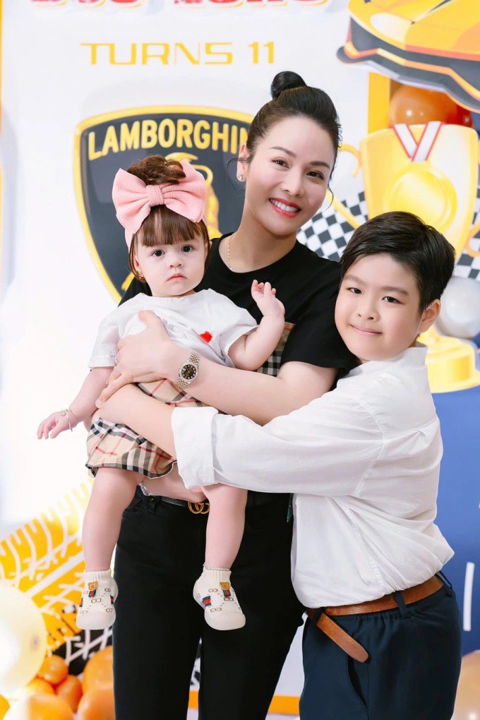 Thay vì về Cần Thơ thăm Kutin một mình như những lần trước, Nhật Kim Anh lần này mang theo con gái 9 tháng tuổi đến dự tiệc mừng anh trai tròn 11 tuổi.
