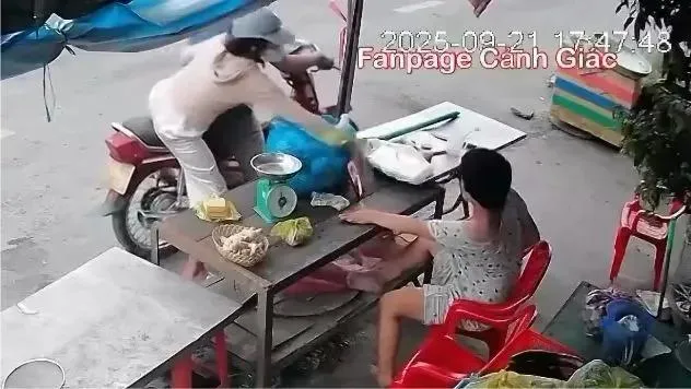 Giả vờ mua hàng, đôi nam nữ giật điện thoại của phụ nữ khuyết tật.