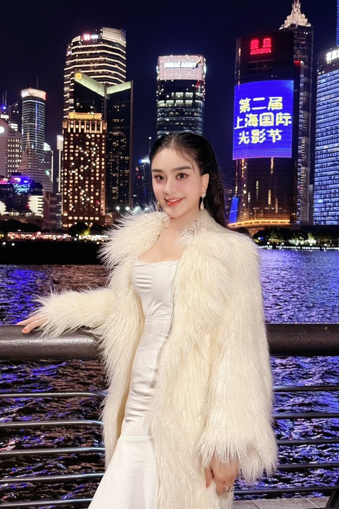 Lâm Khánh Chi chụp ảnh ở Bến Thượng Hải, giữa tháng 9.