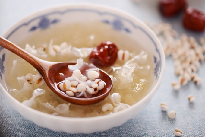 Hạt ý dĩ có thể nấu thành nước uống hoặc thêm hạt sen, táo đỏ làm chè dưỡng nhan.