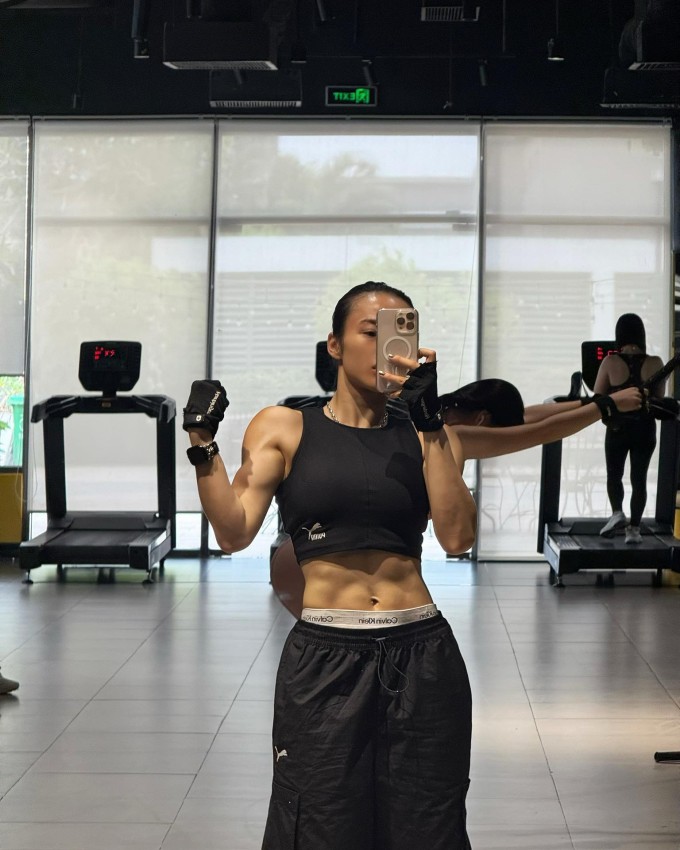 Thể hình rắn chắc, cơ bắp cuồn cuộn của Angela Phương Trinh.