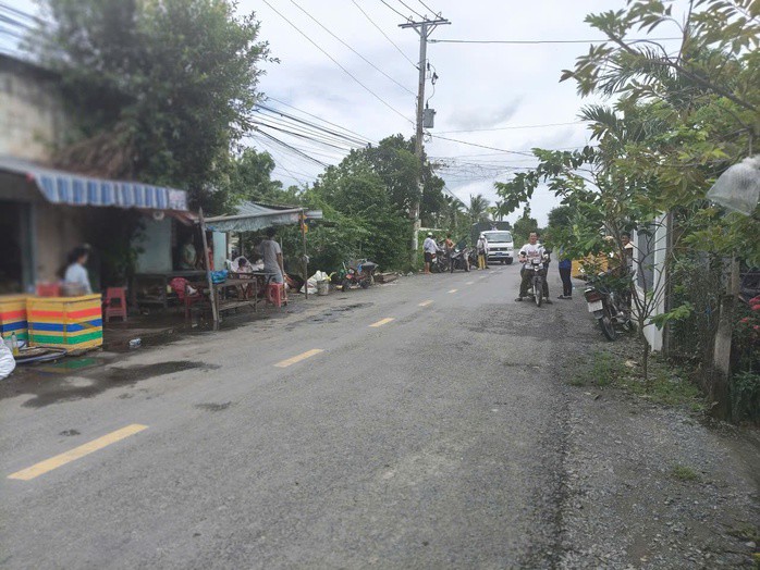 Lực lượng công an dẫn giải Trúc đến nơi xảy ra vụ cướp giật để phục vụ quá trình điều tra