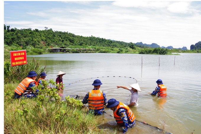 Cán bộ, chiến sĩ Lữ đoàn 170 giúp dân Quảng Ninh thu hoạch cá trước bão. Ảnh: Đoàn Hiệp