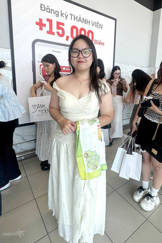 Phương My, 20 tuổi, phường Cầu Kiệu, chia sẻ: "Mình biết Hứa Quang Hán qua bộ phim Hôn lễ của em. Chiếc váy này trông giống đầm cưới nhưng không quá cầu kỳ".