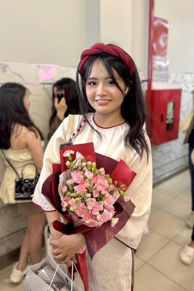 Minh Phương, 24 tuổi, phường Bảy Hiền, xin nghỉ buổi chiều để đến sự kiện gặp thần tượng. "Mình mặc áo dài từ sáng đến giờ rồi, một phần vì áo dài này giống mặc trong đám hỏi, một phần mình muốn giới thiệu văn hóa Việt khi gặp thần tượng nước ngoài".