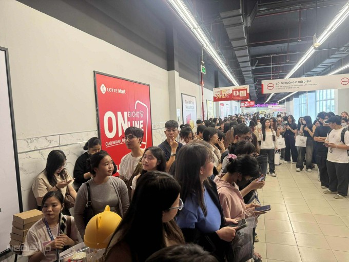 Từ 9h sáng, nhiều fan đã có mặt xếp hàng trước rạp, tạo thành hàng dài hơn 20 m đầy tầng chiếu phim để đợi gặp thần tượng lúc 15h.
