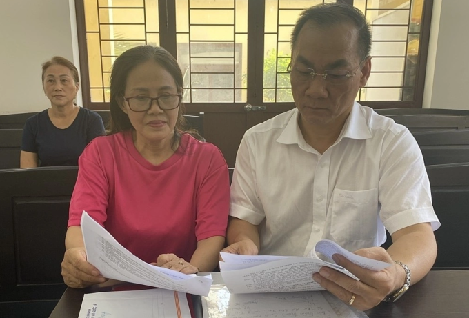 Bà Nguyễn Thị Nguyệt (trái) tại phiên tòa sơ thẩm hôm 14/3. Ảnh: Hải Duyên