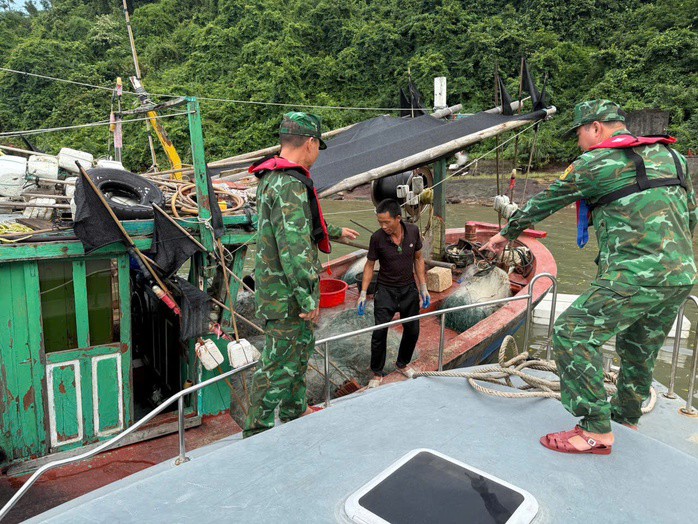 Lực lượng chứng năng và chính quyền xã Vĩnh Thực hỗ trợ ngư dân, tàu cá, tàu hàng di chuyển về nơi tránh trú an toàn