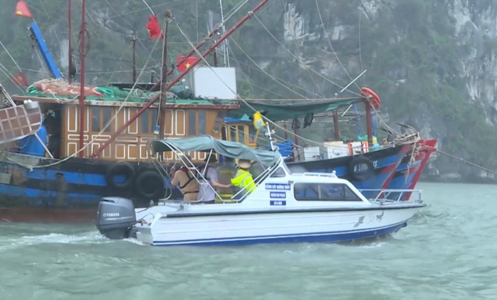 Công an tỉnh Quảng Ninh khẩn trương kêu gọi, hướng dẫn tàu thuyền tránh trú bão