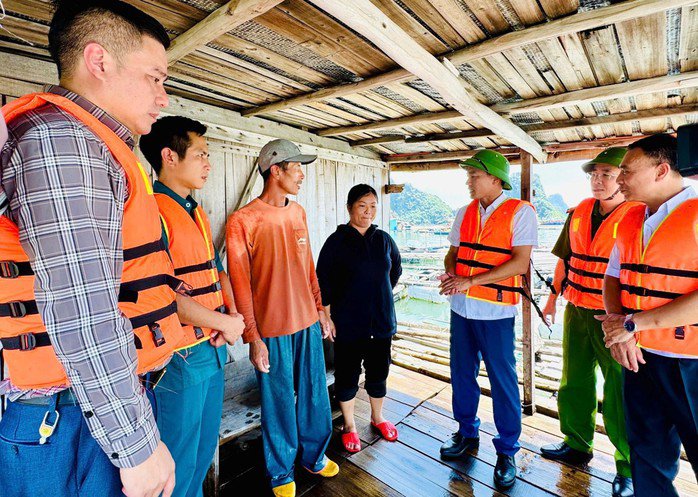 Lực lượng chức năng tỉnh Quảng Ninh tuyên truyền ngư dân không được chủ quan trước diễn biến của bão số 9