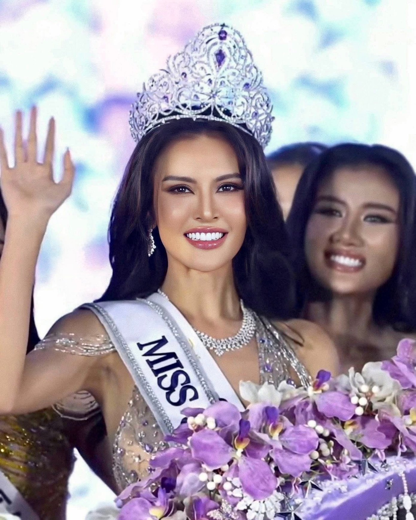 Chung kết Hoa hậu Hoàn vũ Lào 2025 đã diễn ra tối 22/9 với chiến thắng thuộc về người đẹp Lattana Munvilay. Cô giành quyền tham dự Hoa hậu Hoàn vũ 2025 tổ chức ở Thái Lan vào tháng 11.