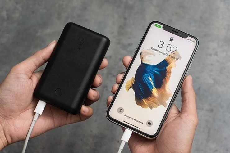 Sạc dự phòng là thứ không thể thiếu khi bão đến.