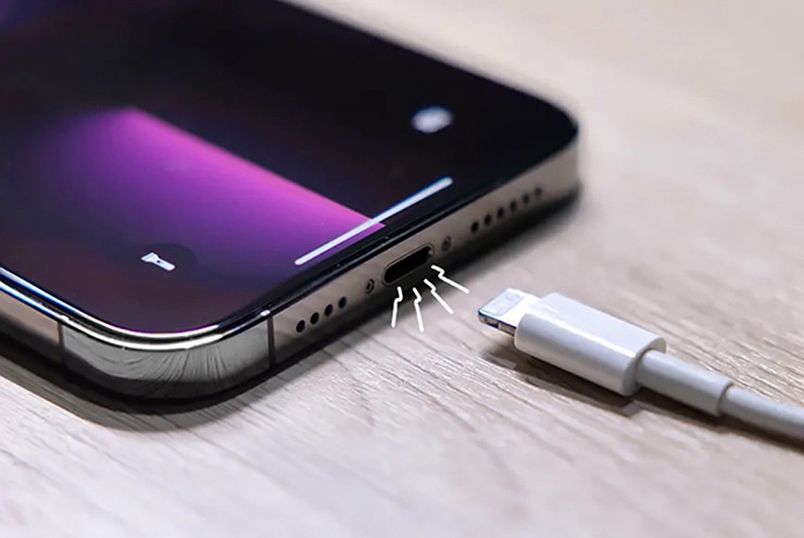 Tuyệt đối không cắm sạc điện thoại khi có dấu hiệu độ ẩm.