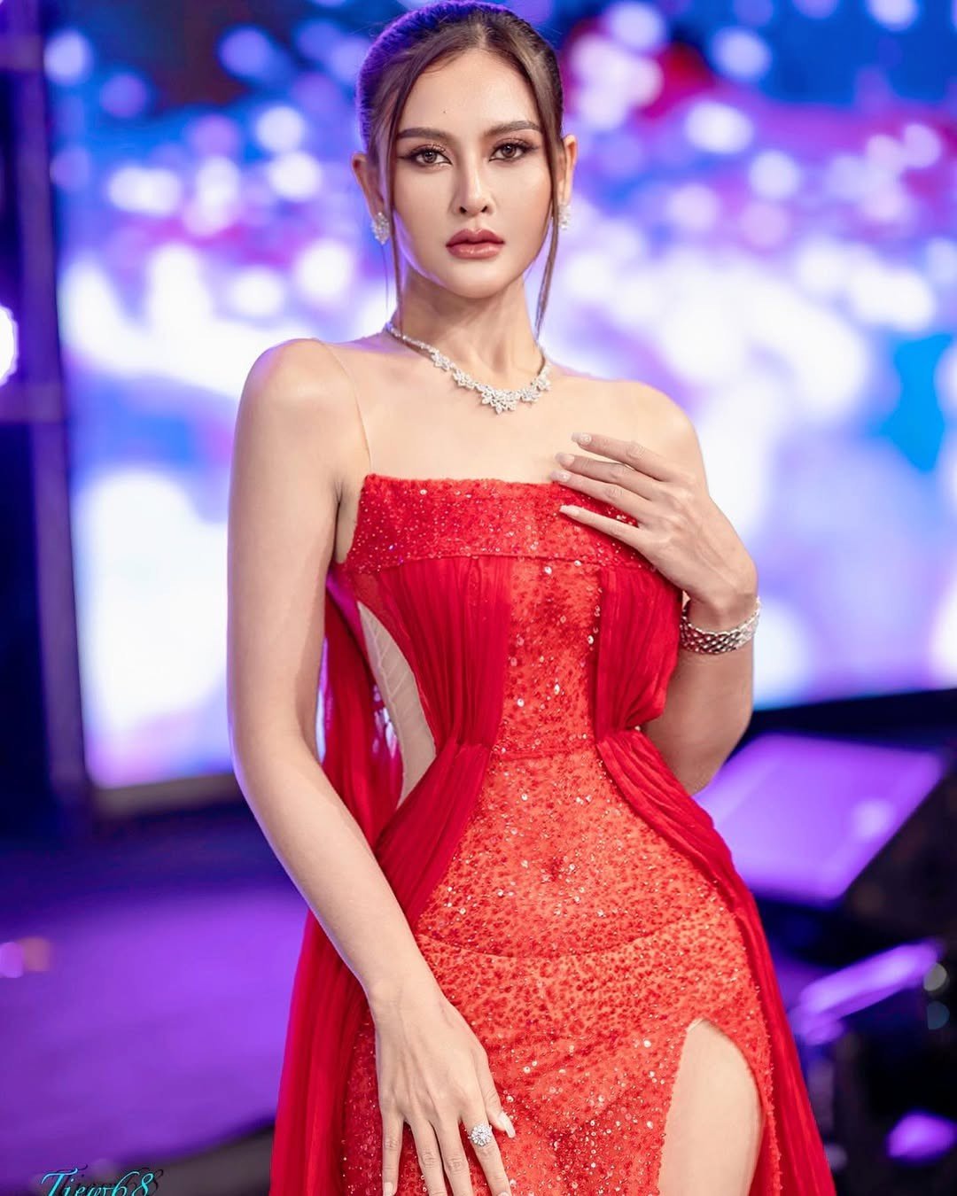 Lào có thành tích khiêm tốn ở sân chơi Hoa hậu Hoàn vũ. Đại diện Lào duy nhất từng lập được thành tích ở sân chơi Hoa hậu Hoàn vũ là Paxengxa Lor, lọt vào Top 16 chung cuộc năm 2022. Lor cũng làm nên lịch sử khi là người phụ nữ H'Mông đầu tiên tham gia Hoa hậu Hoàn vũ.
