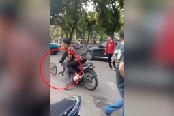 Clip: Thể hiện trước mặt bạn gái, hai thanh niên gặp sự cố “cười ra nước mắt”