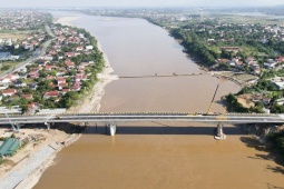 Cầu Phong Châu mới nối đôi bờ sông Hồng trước ngày khánh thành