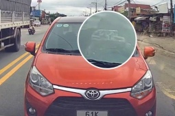 Lý do người phụ nữ đi ngược chiều, không chịu nhường đường