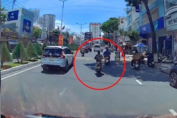 Xe máy - Xe đạp - Clip: Hết hồn Ninja dừng xe giữa đường tránh nắng, bị ô tô đâm thẳng từ phía sau