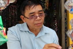 Thị trường - Tiêu dùng - Thợ khóa 30 năm ở TPHCM biến vỏ lon bia thành lồng đèn Trung thu tiền triệu