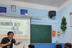 Học sinh xúc phạm giáo viên, …