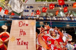 Phố Hàng Mã rực rỡ sắc màu trước Tết Trung thu 2025