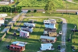 Thị trường - Tiêu dùng - Người phụ nữ 70 tuổi chi tiền tỷ lập 'làng không đàn ông' để tránh rắc rối