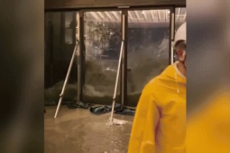 Thế giới - Toàn cảnh siêu bão Ragasa càn quét Hong Kong, sóng biển ập vào khách sạn