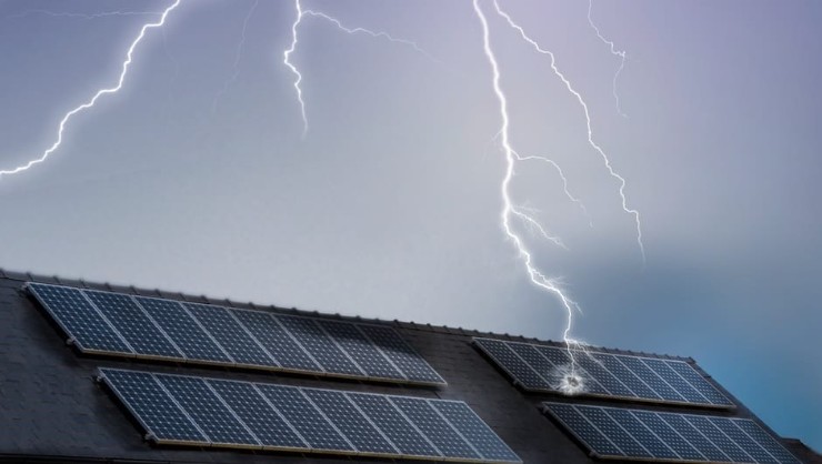 Hãy ngắn inverter điện mặt trời khi có bão đổ bộ.