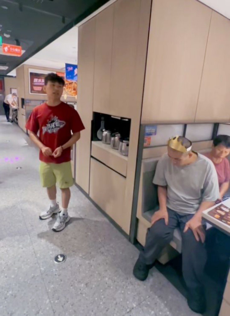 Chàng trai nghèo đưa cha đi Haidilao ăn sinh nhật, bất ngờ nhận hóa đơn 0 đồng - 3