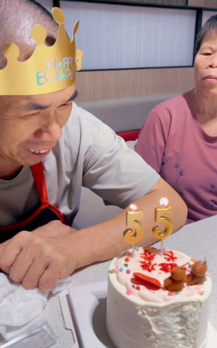 Chàng trai nghèo đưa cha đi Haidilao ăn sinh nhật, bất ngờ nhận hóa đơn 0 đồng - 1