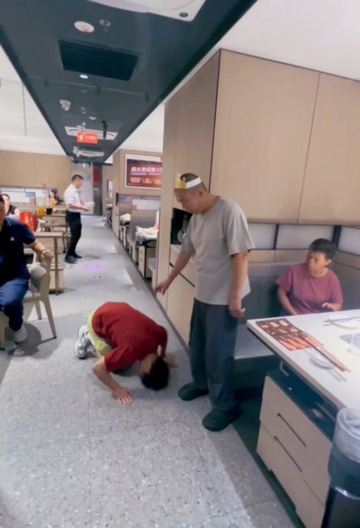 Chàng trai nghèo đưa cha đi Haidilao ăn sinh nhật, bất ngờ nhận hóa đơn 0 đồng - 4