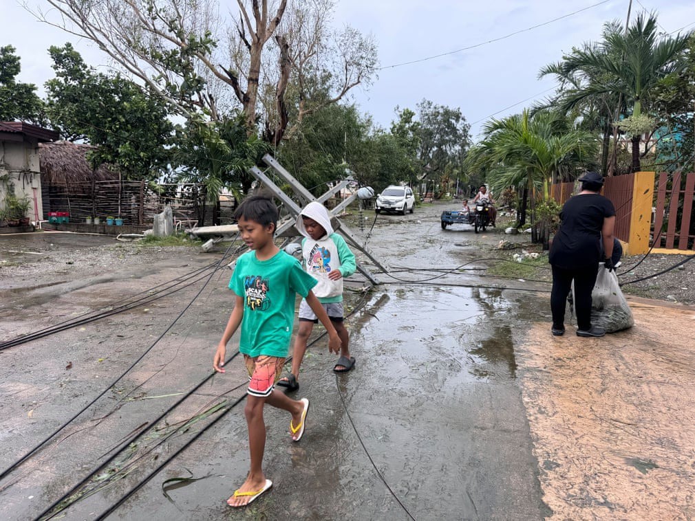 Cảnh ngổn ngang trên đường ở Philippines do ảnh hưởng của siêu bão Ragasa. Ảnh: EPA