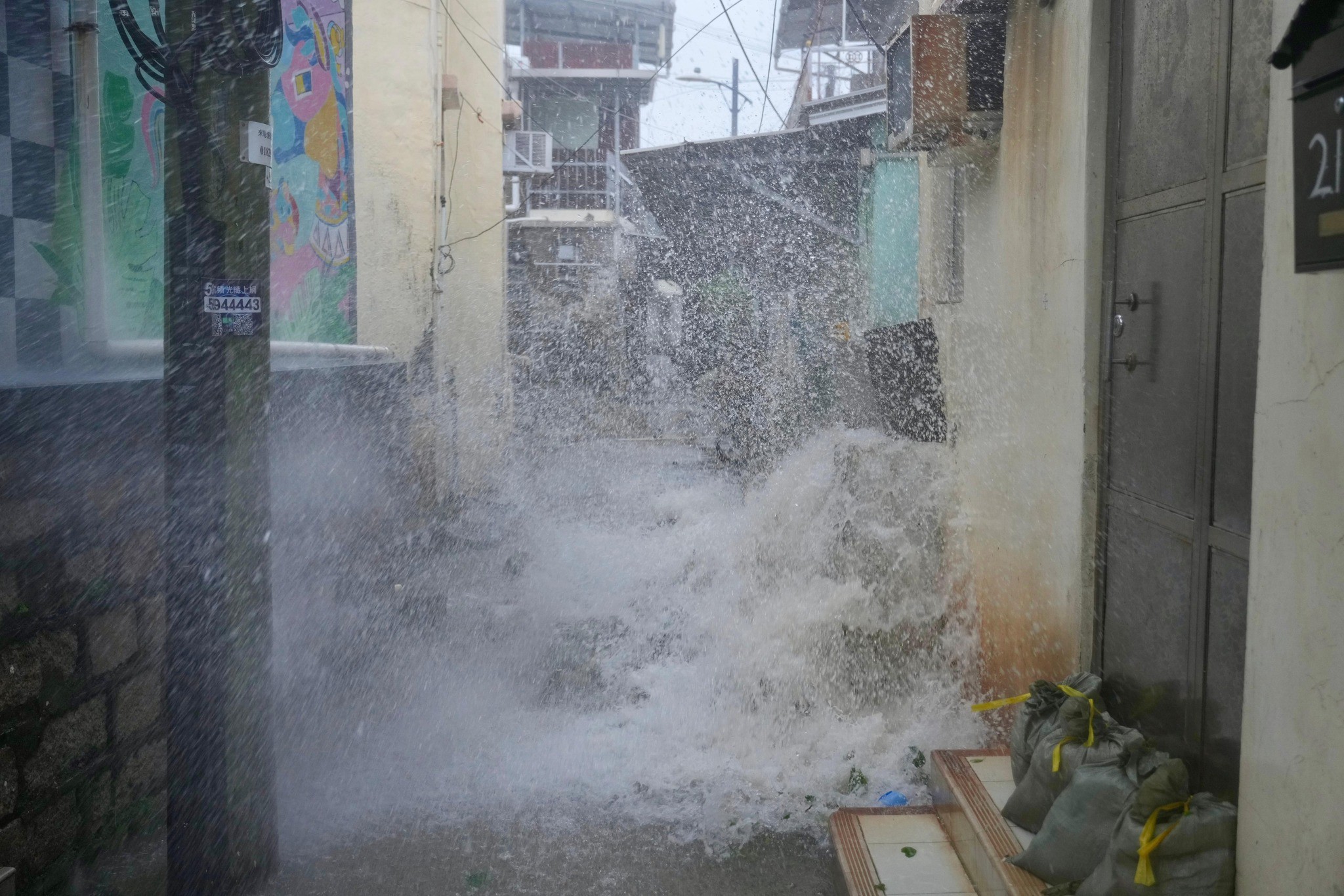 Nước tràn vào một khu dân cư ở Hong Kong. Ảnh: Sam Tsang