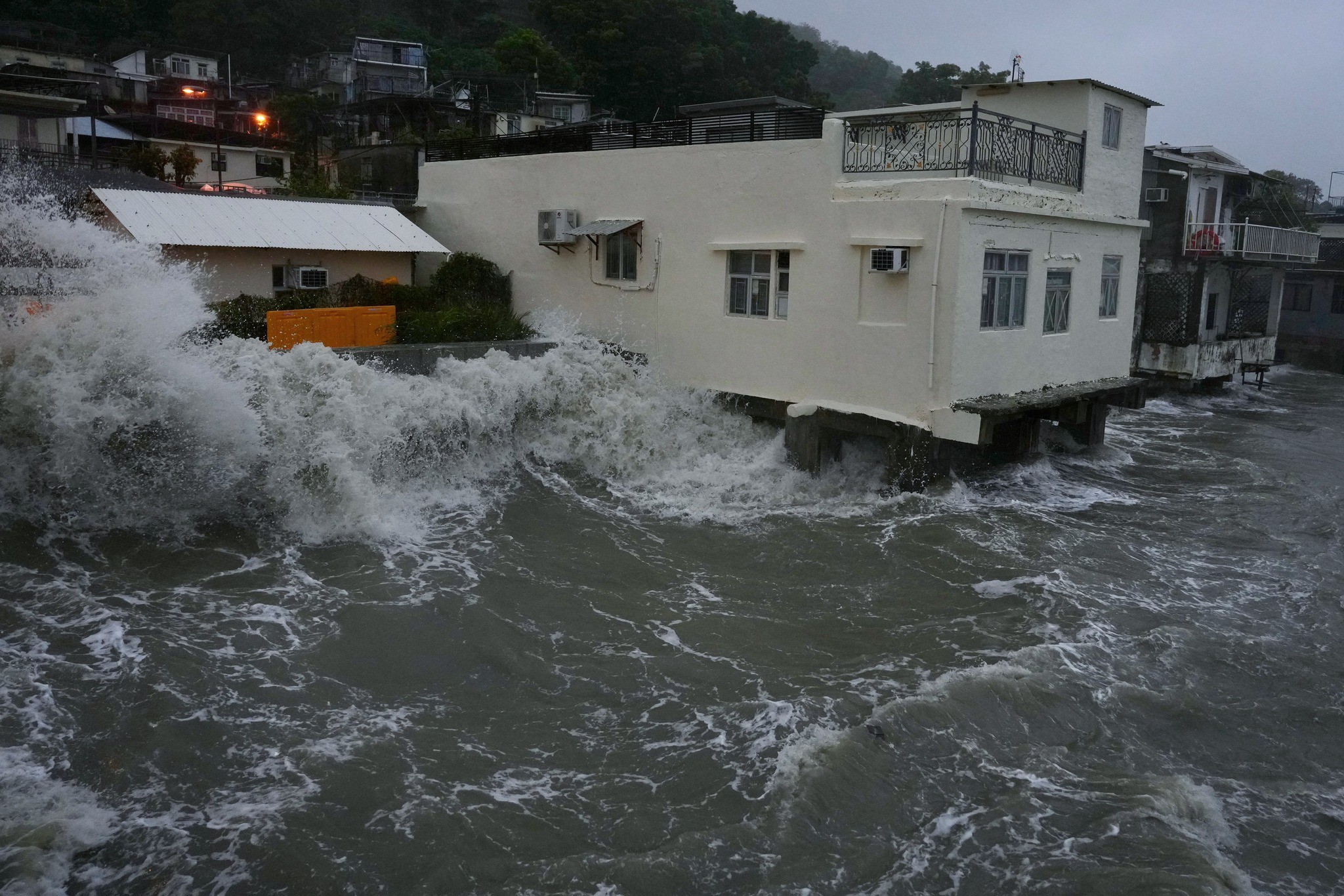 Sóng đánh cao tại một khu vực ven biển ở Hong Kong. Ảnh: Sam Tsang