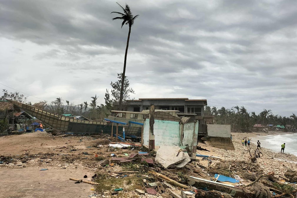 Nhiều tàu thuyền ở đảo Calayan, tỉnh Cagayan, Philippines bị cuốn vào bờ do gió giật mạnh khi siêu bão Ragasa quét qua ngày 23/9. Ảnh: Getty