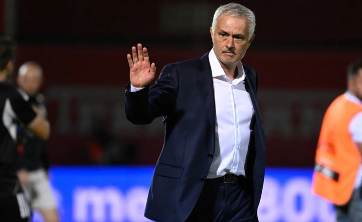 HLV Mourinho thừa nhận “mất tiền” khi trở lại cầm quân tại Benfica