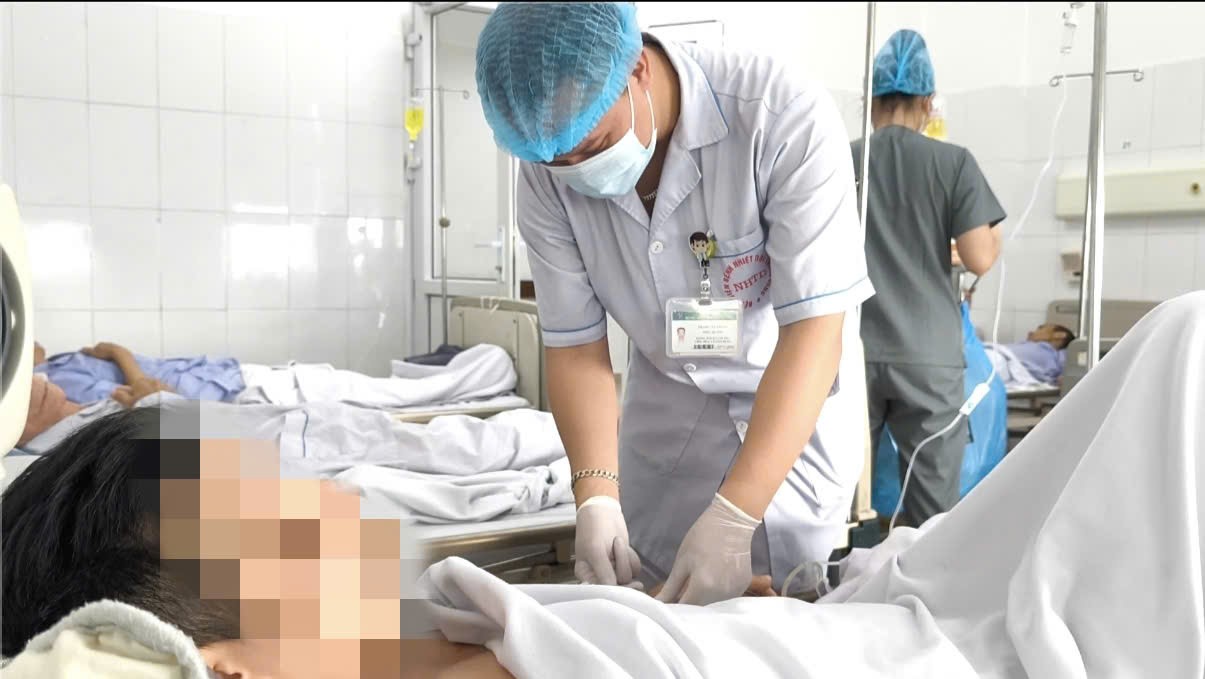 Bác sĩ thăm khám cho bệnh nhân.&nbsp;