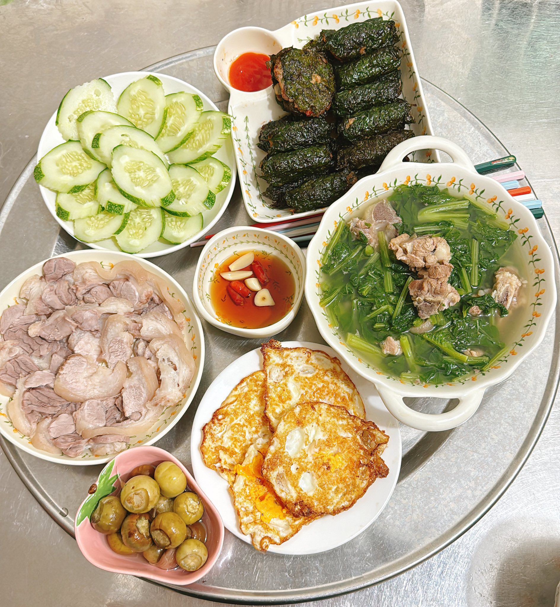 Thịt cuốn lá lốt - Bắp giò luộc - Trứng rán - Canh cải xanh nấu sườn - Cà pháo - Dưa chuột