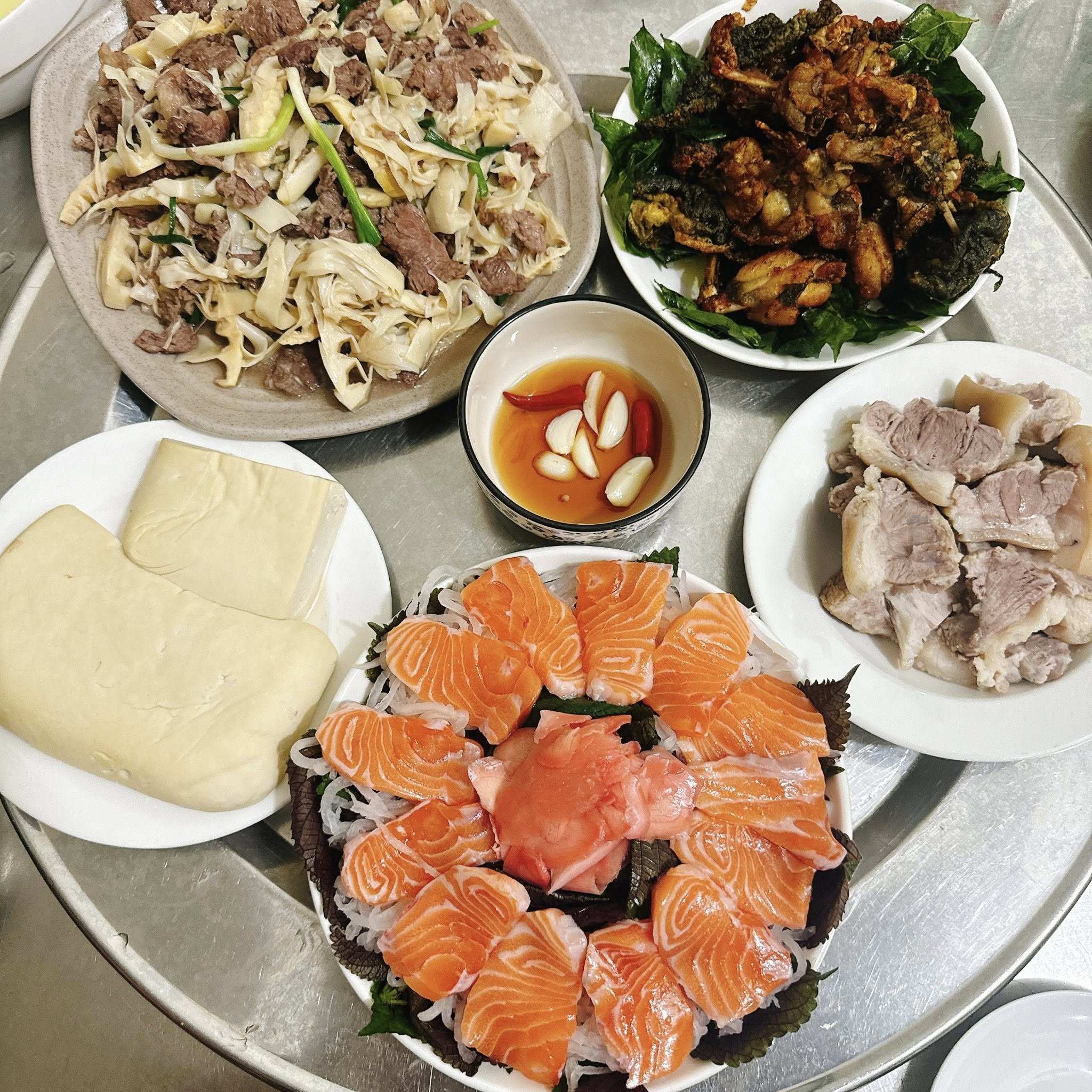 Măng xào bò - Đậu phụ luộc - Ếch chiên lá lốt - Cá hồi sốn g- Thịt luộc