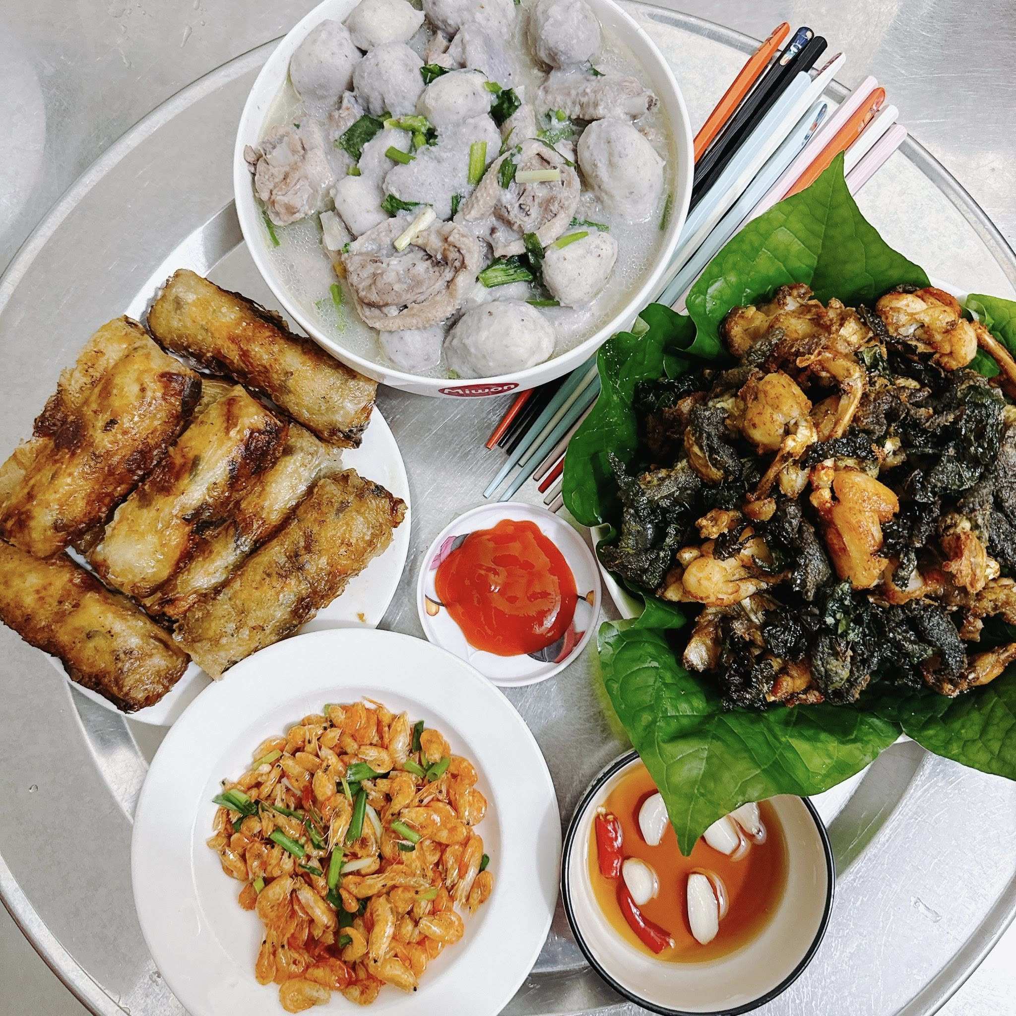 Canh khoại sọ nấu vịt - Nem rán - Tôm rang - Ếch chiên giòn
